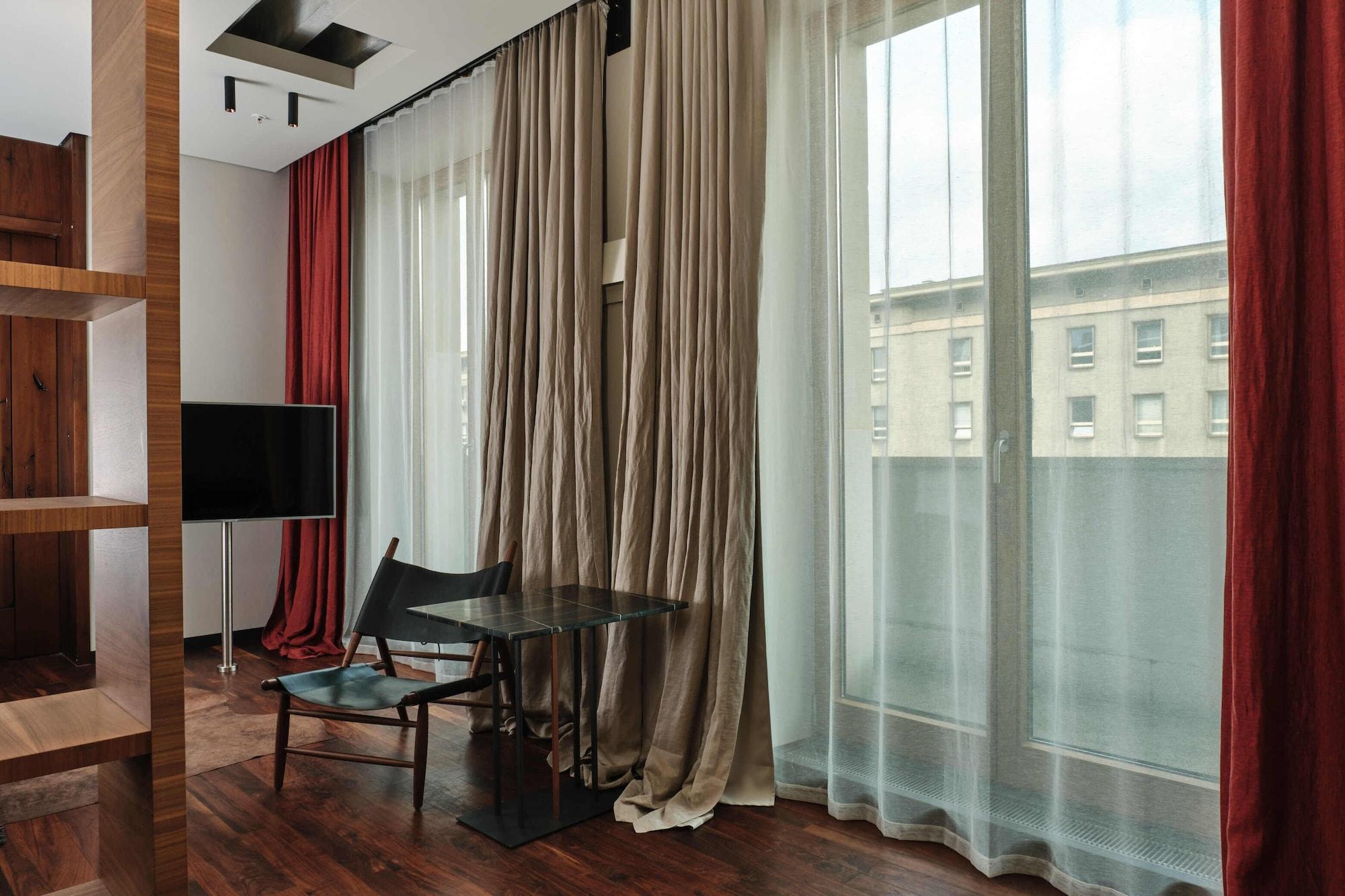 Hotel Warszawa Esterno foto Drapes in a living room