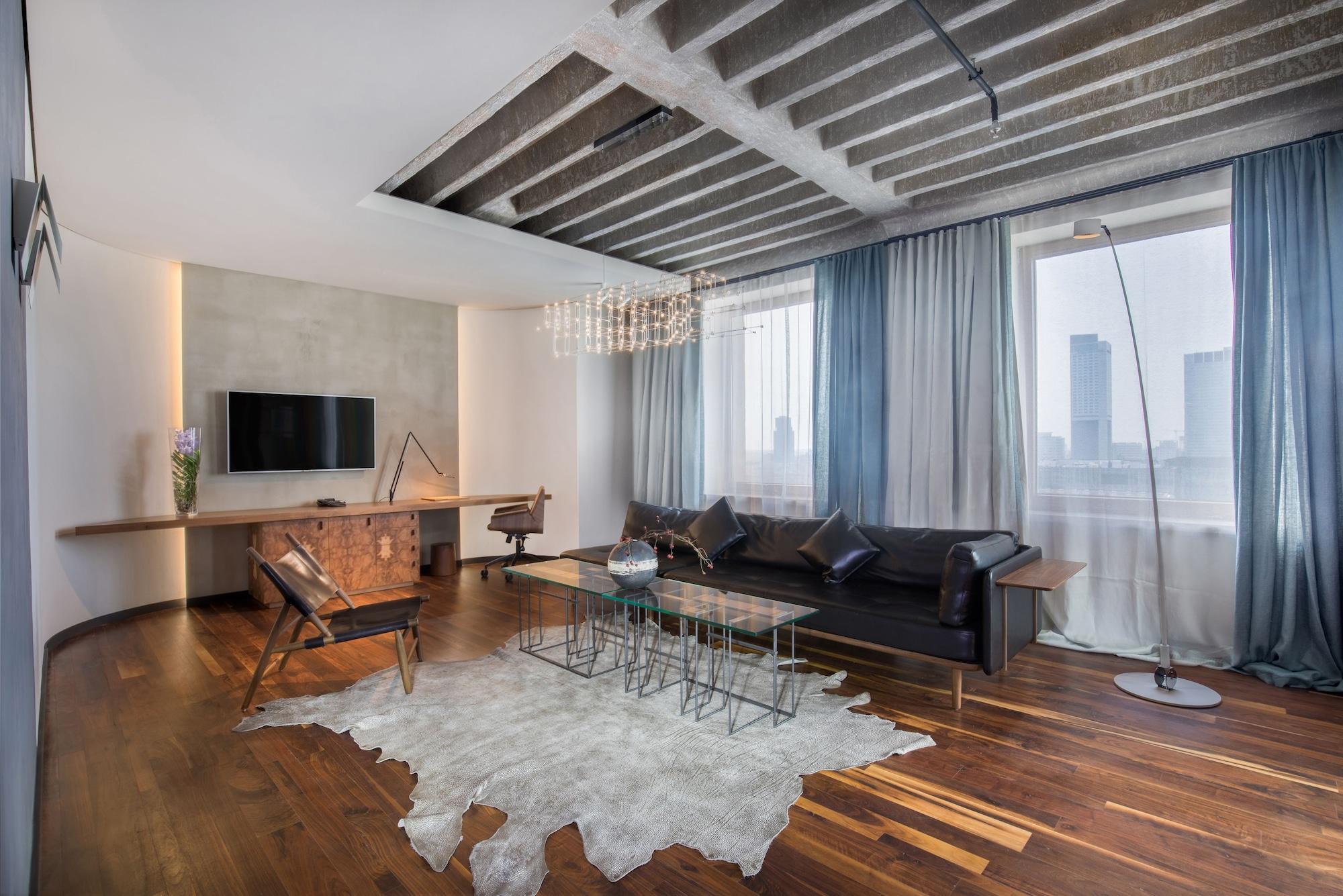 Hotel Warszawa Esterno foto A living room with a cowhide rug