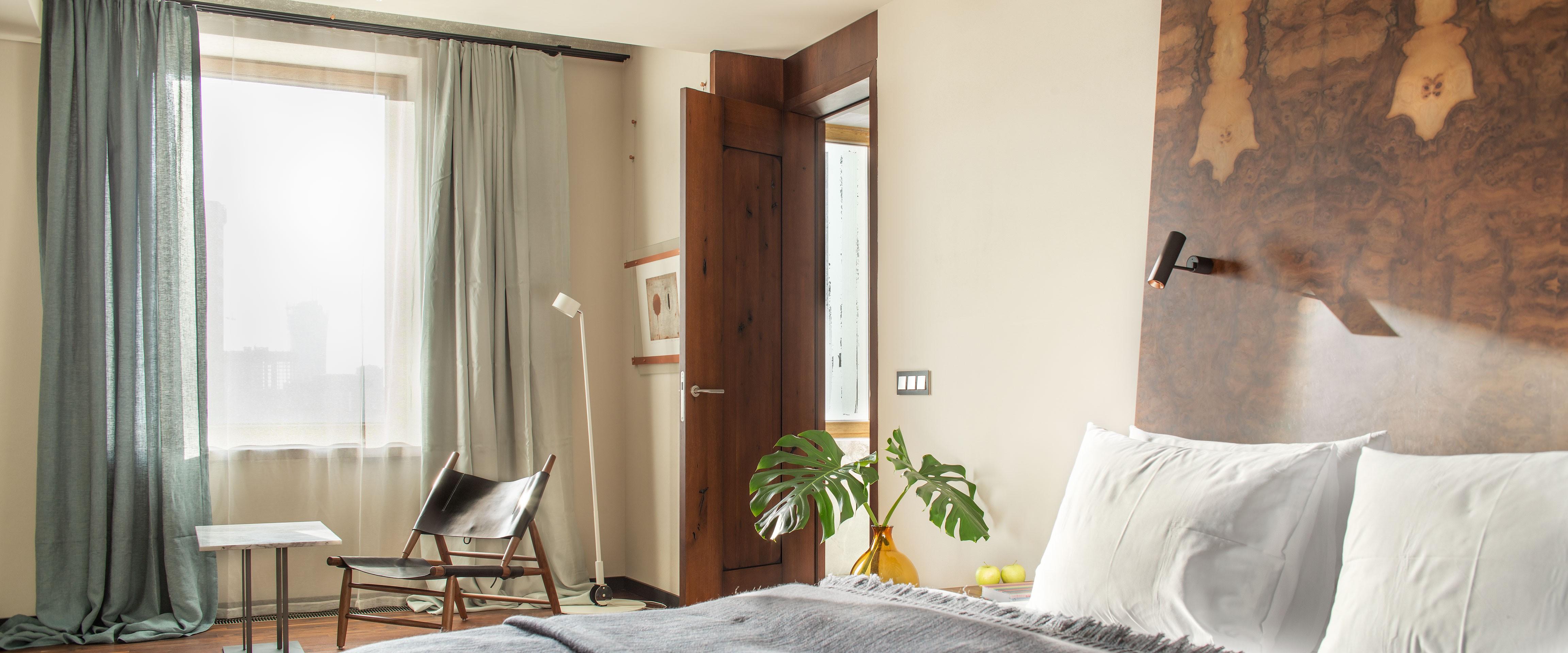 Hotel Warszawa Esterno foto A bedroom with a door open