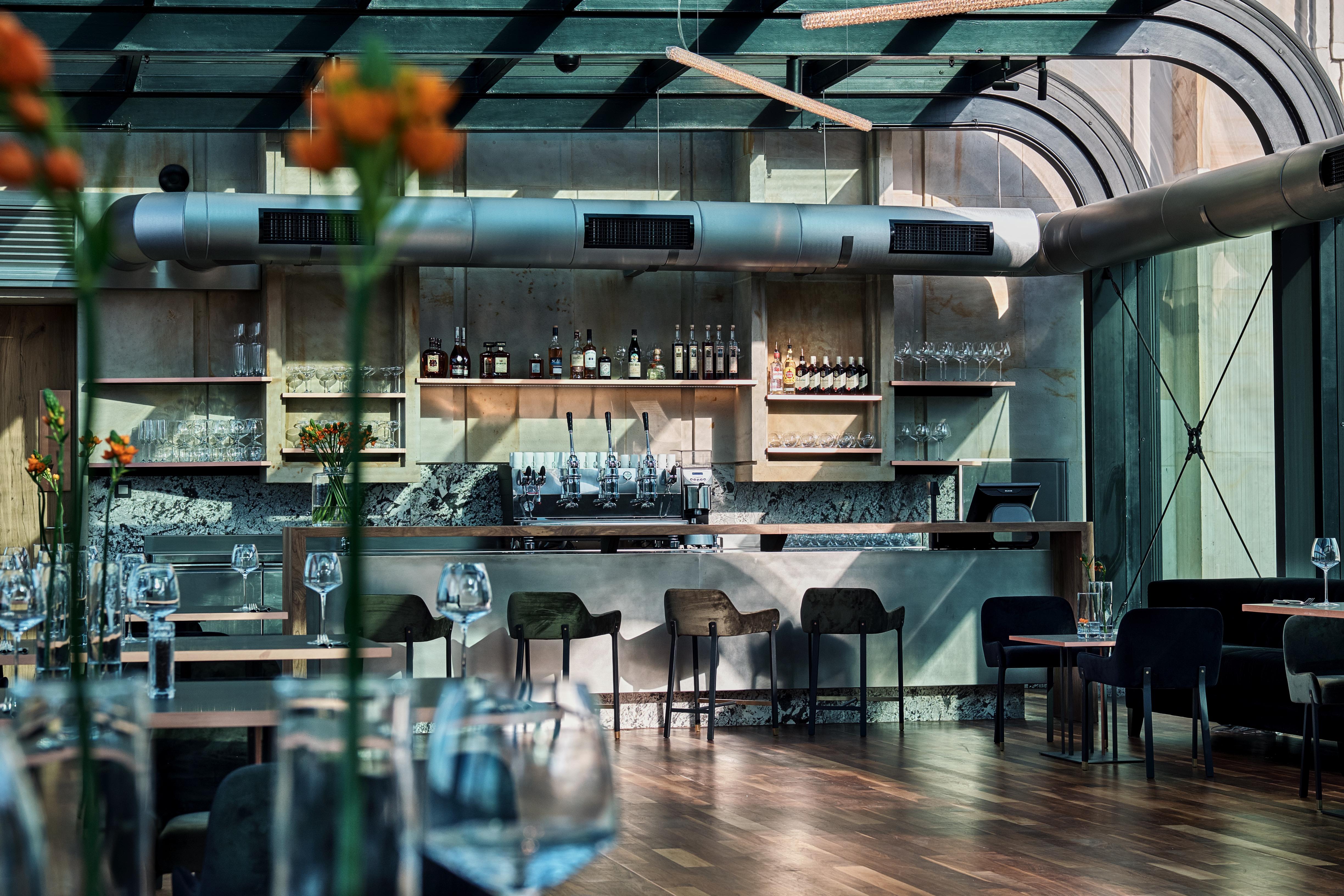 Hotel Warszawa Esterno foto The bar at the restaurant
