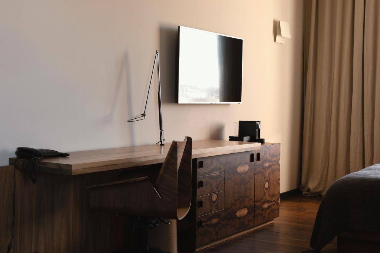 Hotel Warszawa Esterno foto A flat-screen television mounted on a wall