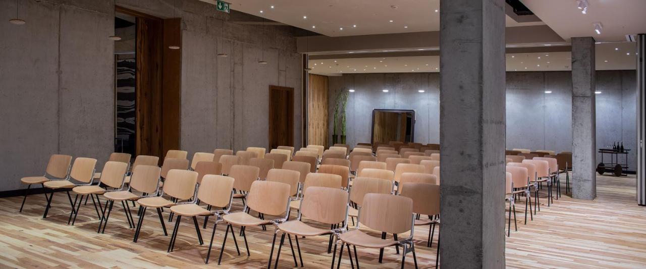 Hotel Warszawa Esterno foto The interior of the conference centre