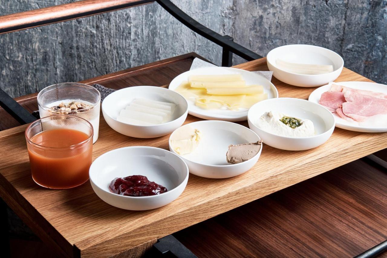 Hotel Warszawa Esterno foto A selection of Korean banchan