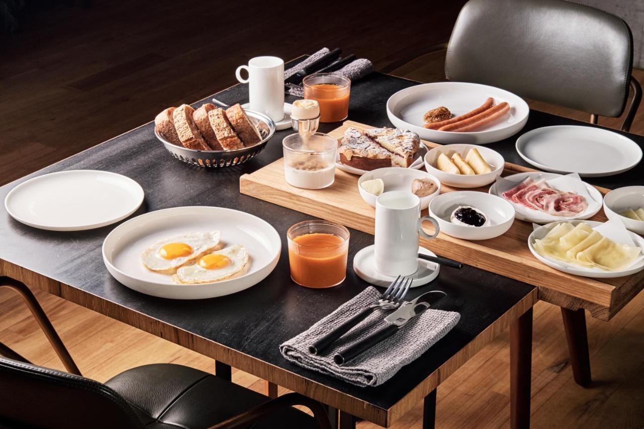 Hotel Warszawa Esterno foto A typical German breakfast