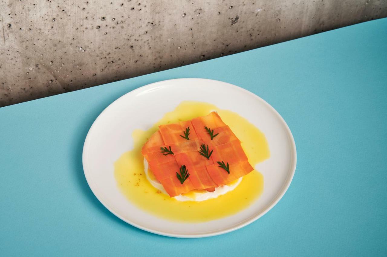 Hotel Warszawa Esterno foto Salmon sashimi